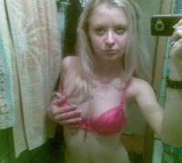 Rubia Dorada Mostrando Su Bronceado (7)
