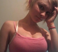 Teen Mostrando Sus Grandes Tetas (1)