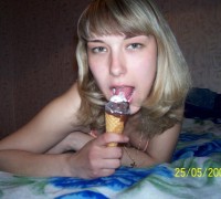 Rubia Ama De Casa Comiendo Helado Y Polla (14)