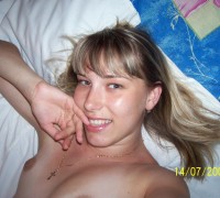 Rubia Ama De Casa Comiendo Helado Y Polla (16)
