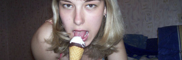 Rubia Ama De Casa Comiendo Helado Y Polla