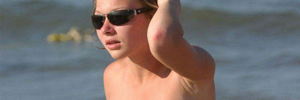 Bella Rubia Mostrando Tetas En La Playa
