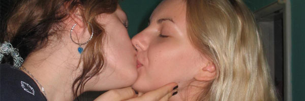 Dos Lolitas Besandose