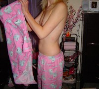 Ardiente Rubia Quitandose La Pijama (12)