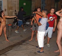 Dos Chicas Desnudas En Plena Calle (111)