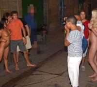 Dos Chicas Desnudas En Plena Calle (113)