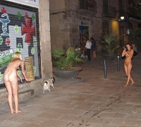 Dos Chicas Desnudas En Plena Calle (19)
