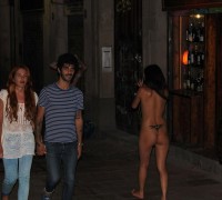 Dos Chicas Desnudas En Plena Calle (24)