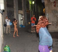 Dos Chicas Desnudas En Plena Calle (38)