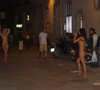 Dos Chicas Desnudas En Plena Calle (4)