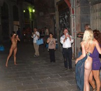 Dos Chicas Desnudas En Plena Calle (43)