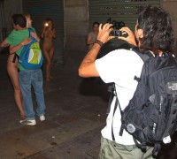 Dos Chicas Desnudas En Plena Calle (49)