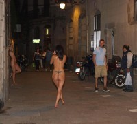 Dos Chicas Desnudas En Plena Calle (5)