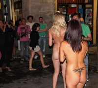 Dos Chicas Desnudas En Plena Calle (53)