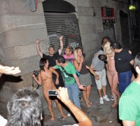 Dos Chicas Desnudas En Plena Calle (64)