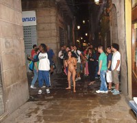Dos Chicas Desnudas En Plena Calle (65)