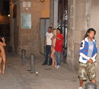 Dos Chicas Desnudas En Plena Calle (87)