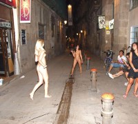 Dos Chicas Desnudas En Plena Calle (93)