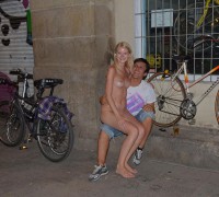 Dos Chicas Desnudas En Plena Calle (96)