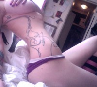 Amateur Tatuada Con El Cabello Rosado (7)