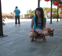 Asiatica Exhibiendo El Cono Peludo En Publico (67)