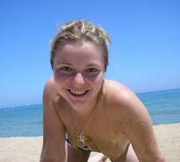 Bella Rubia Muestra Sus Tetas En La Playa (1)