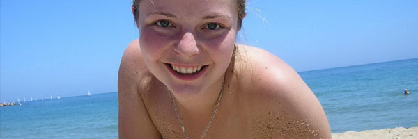 Bella Rubia Muestra Sus Tetas En La Playa