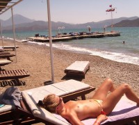 Preciosa Rubia De Topless En La Playa (2)