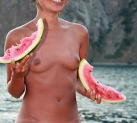 Chicas En Un Barco Nudista (17)