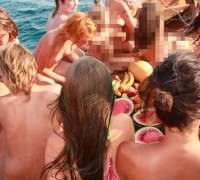 Chicas En Un Barco Nudista (8)