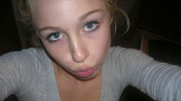 Jovencita rubia desnudita