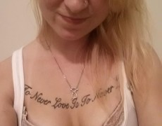 Nenita con aretes en las tetas (1)