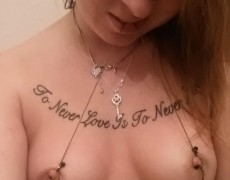 Nenita con aretes en las tetas (14)