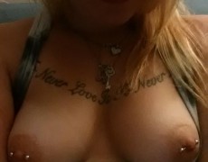 Nenita con aretes en las tetas (17)