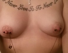 Nenita con aretes en las tetas (8)