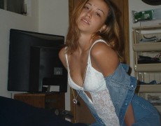 Adorable flaquita desnuda y en lenceria (2)