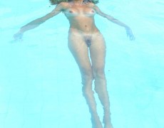 Colombiana nadando desnuda (44)