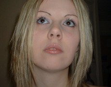 Hermosa rubia con lechita en el cono (40)