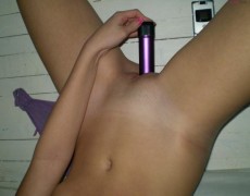 Nenita se calienta con vibrador morado (30)