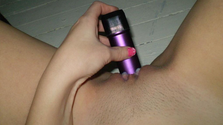 Nenita se calienta con vibrador morado