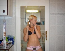 Rubia desnuda en el hotel (3)