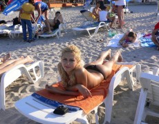 Rubia scort en tetas en la playa (10)