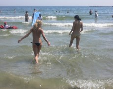 Rubia scort en tetas en la playa (12)