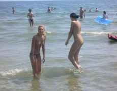 Rubia scort en tetas en la playa (13)