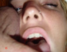 Rubia mostrando sus tetas operadas (28)