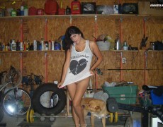 Latina desnuda y armada (23)