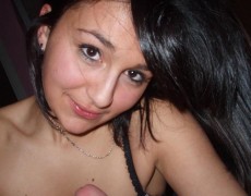 Nenita mexicana desnuda y mamando (22)