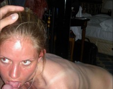 Rubia amateur chupando dos pollas (22)