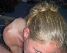 Rubia amateur chupando dos pollas (31)