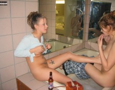 Dos lesbianas rasurandose el cono (13)
